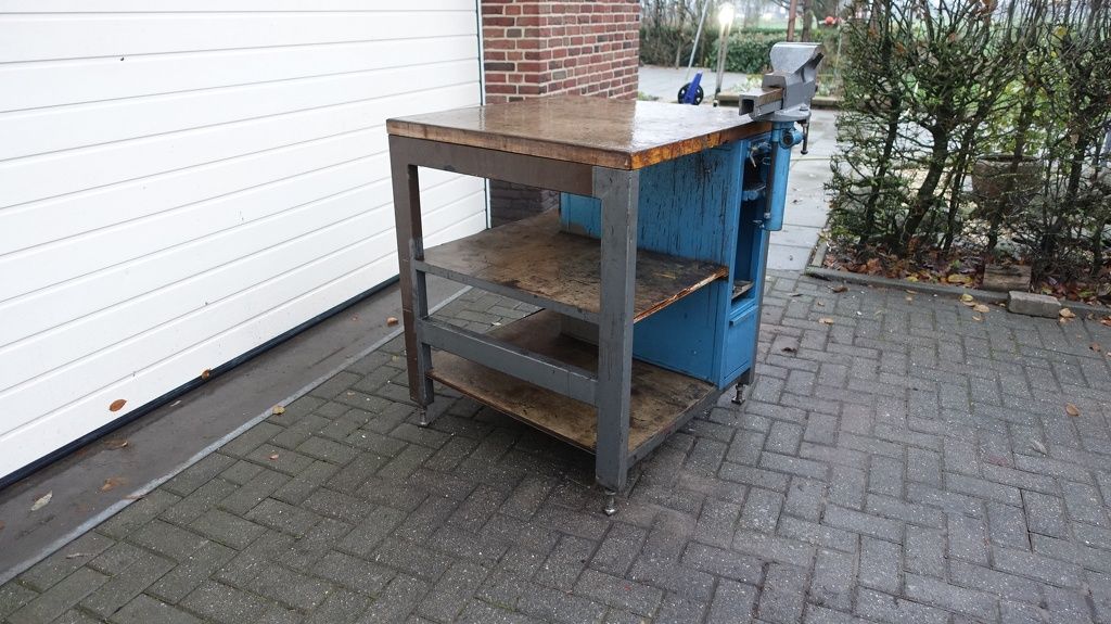 Werkbank met verstelbare bankschroef