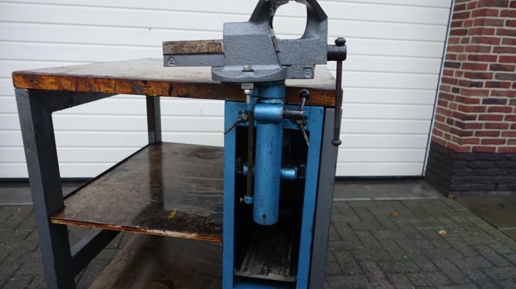 Werkbank met verstelbare bankschroef