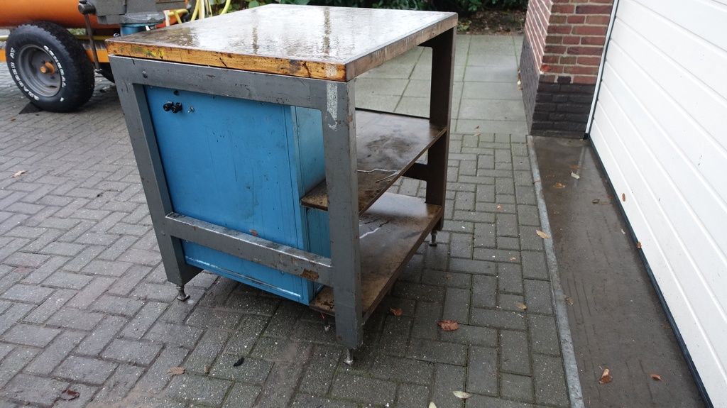 Werkbank met verstelbare bankschroef