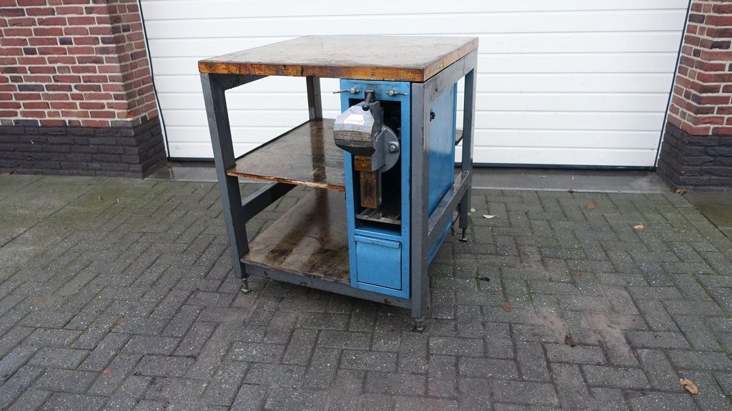 Werkbank met verstelbare bankschroef