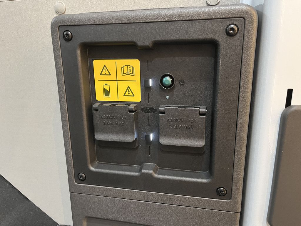 Ford E-Transit 350 L3H2 Trend 68 kWh 184 PK / 100% Elektrisch !! / Airco / Cruise Control / CarPlay / Camera / Navigatie / 3-Zits / NIEUW !!