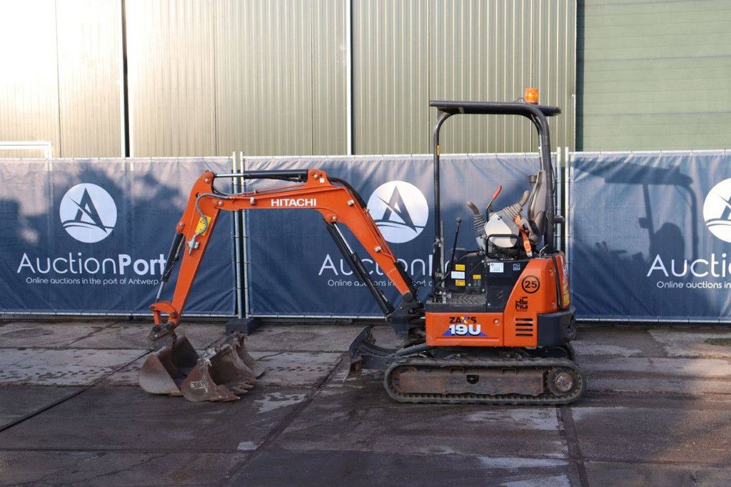 Minigraver Hitachi ZX19U-6 Diesel 11.5kW