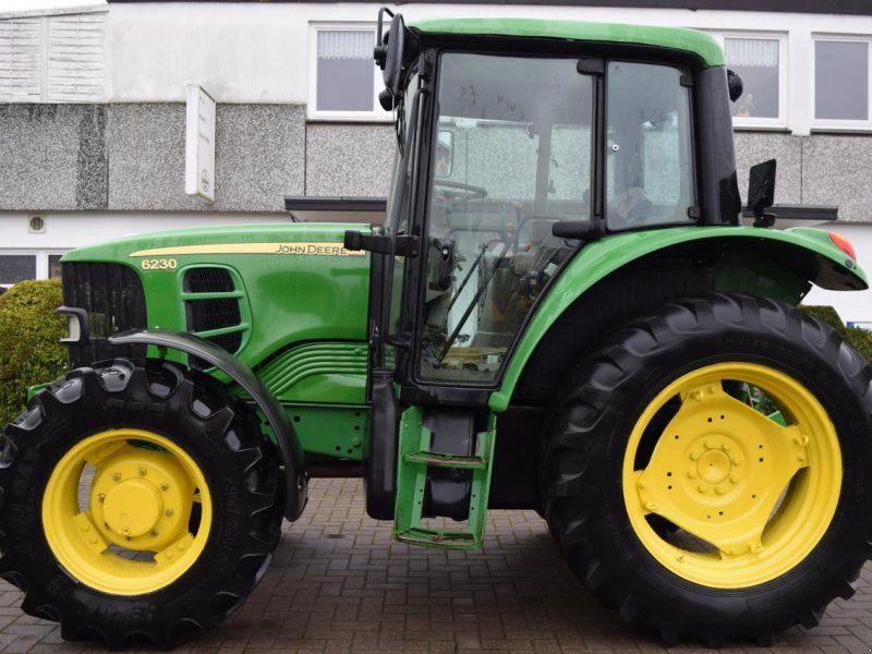 John Deere 6230