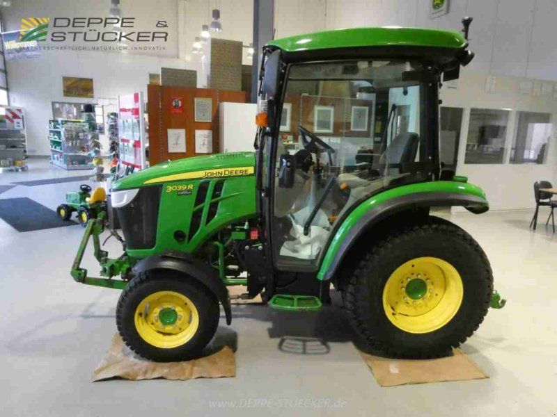 John Deere 3039R