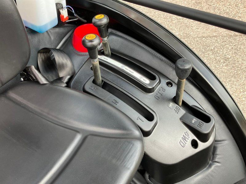 TYM T265 NH mit Frontlader und Kabine