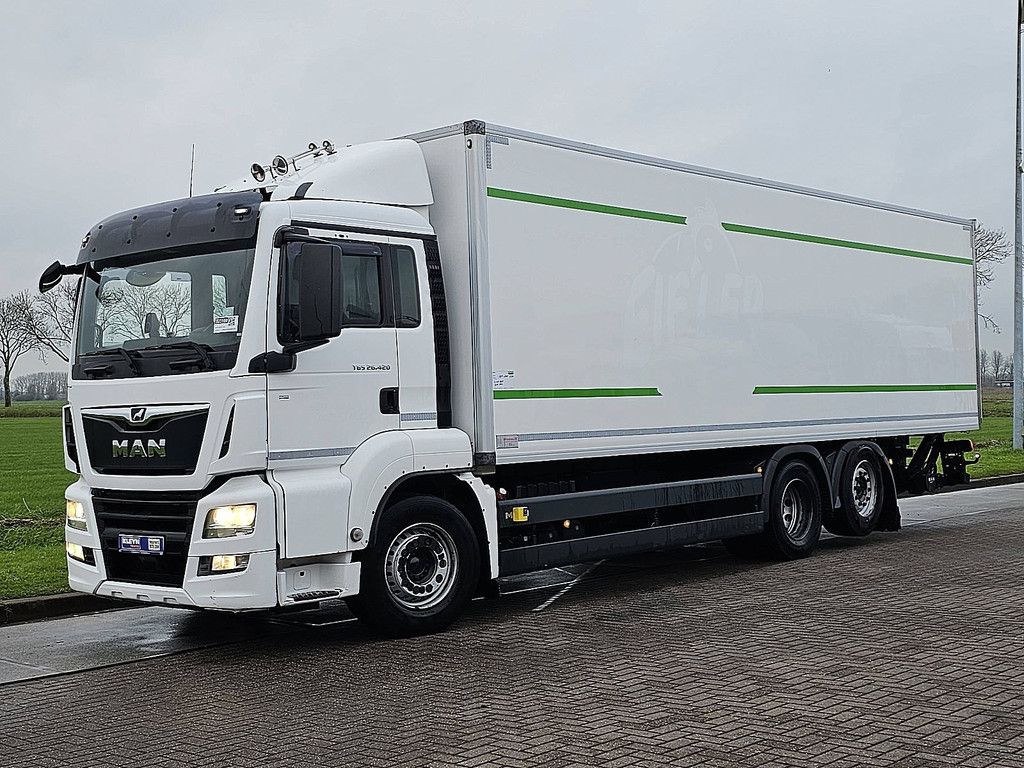 M.A.N. 26.420 TGS 6x2-4 ll lift isobox