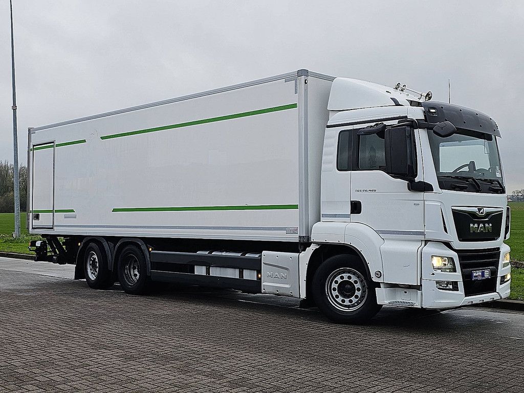 M.A.N. 26.420 TGS 6x2-4 ll lift isobox
