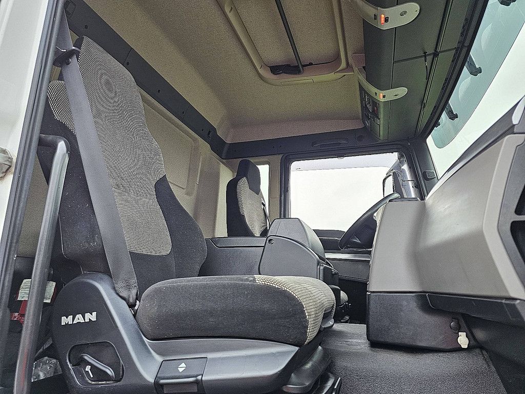 M.A.N. 26.420 TGS 6x2-4 ll lift isobox