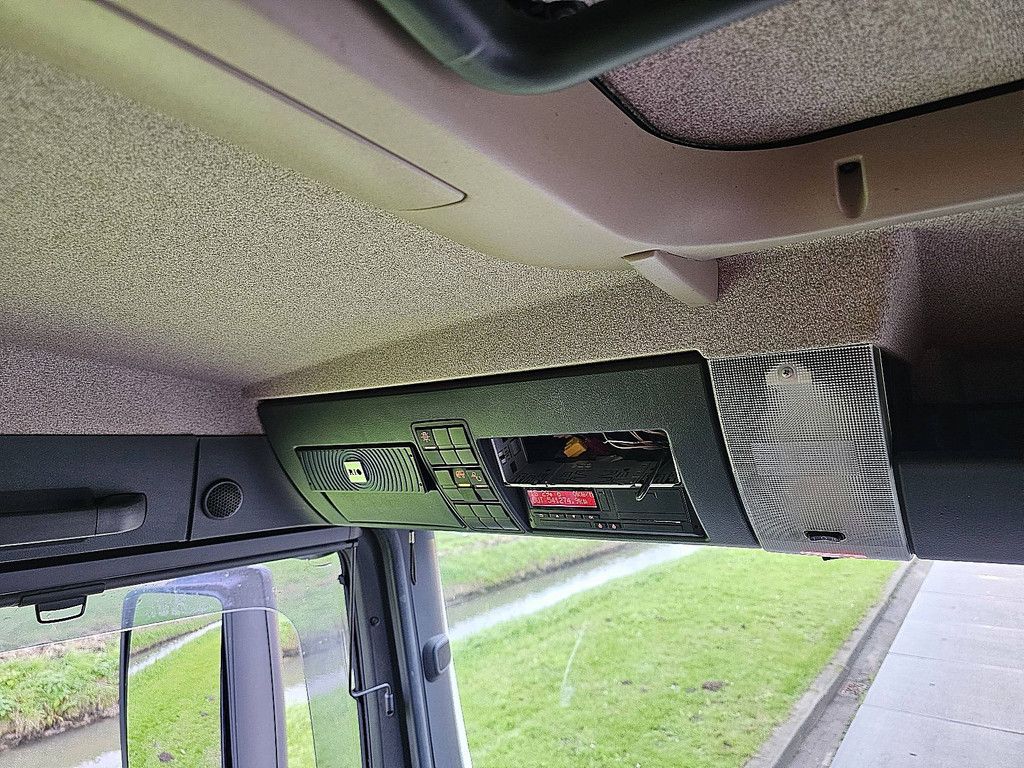 M.A.N. 26.420 TGS 6x2-4 ll lift isobox