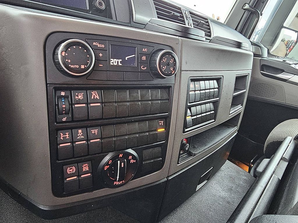 M.A.N. 26.420 TGS 6x2-4 ll lift isobox