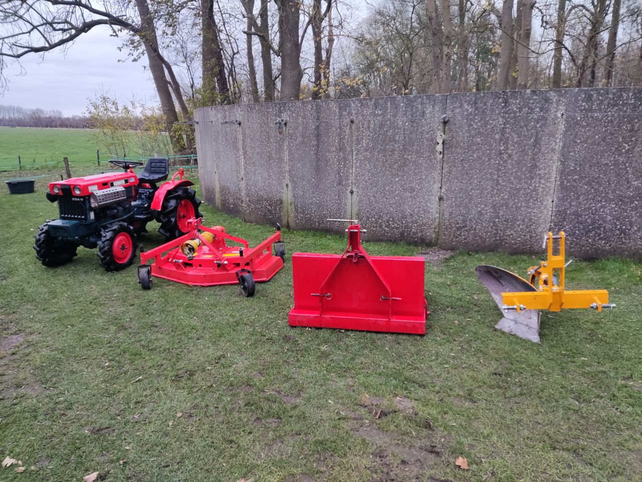 KUBOTA minitractor (type B7000D) met toebehoren (maaidek, etc.)