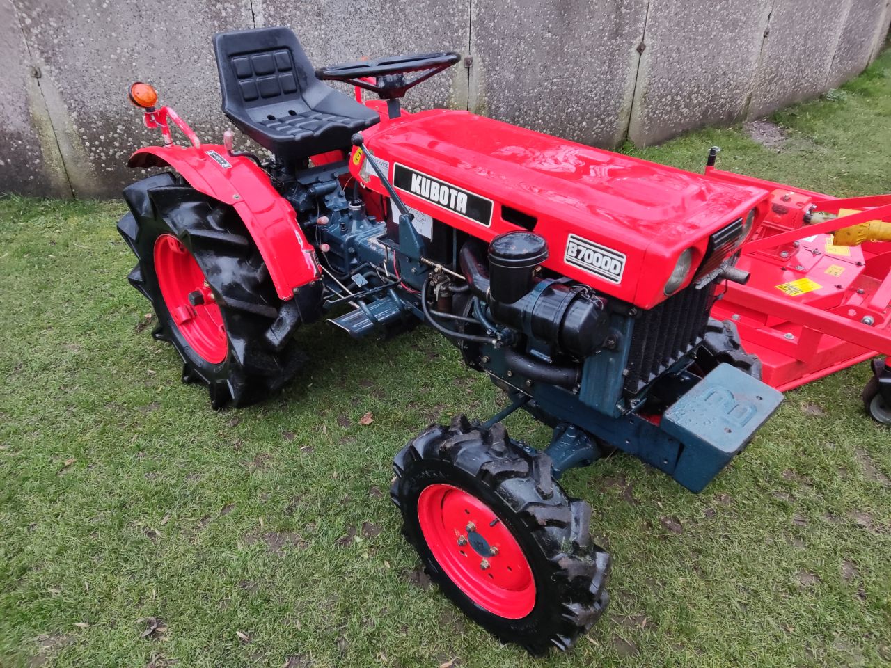 KUBOTA minitractor (type B7000D) met toebehoren (maaidek, etc.)