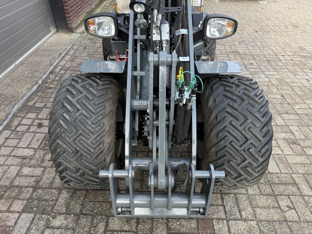 Giant G2700 X-TRA HD+ minishovel BJ 2025 445 uur €635 LEASE