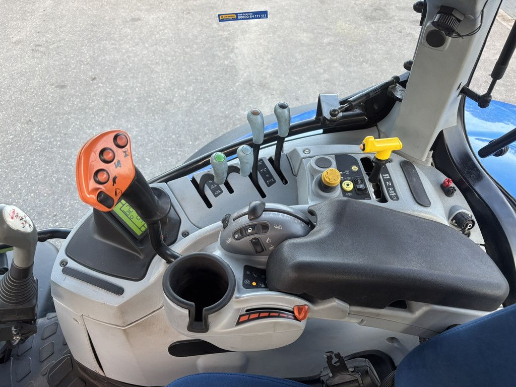 NEW HOLLAND T7.210 RC + STOLL LADER