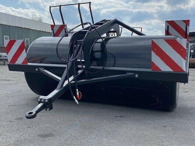 Metal Technik Wiesenwalze hydr Fahrwerk  2,7m