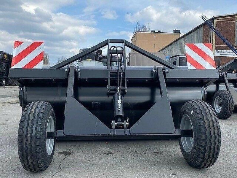 Metal Technik Wiesenwalze hydr Fahrwerk  2,7m