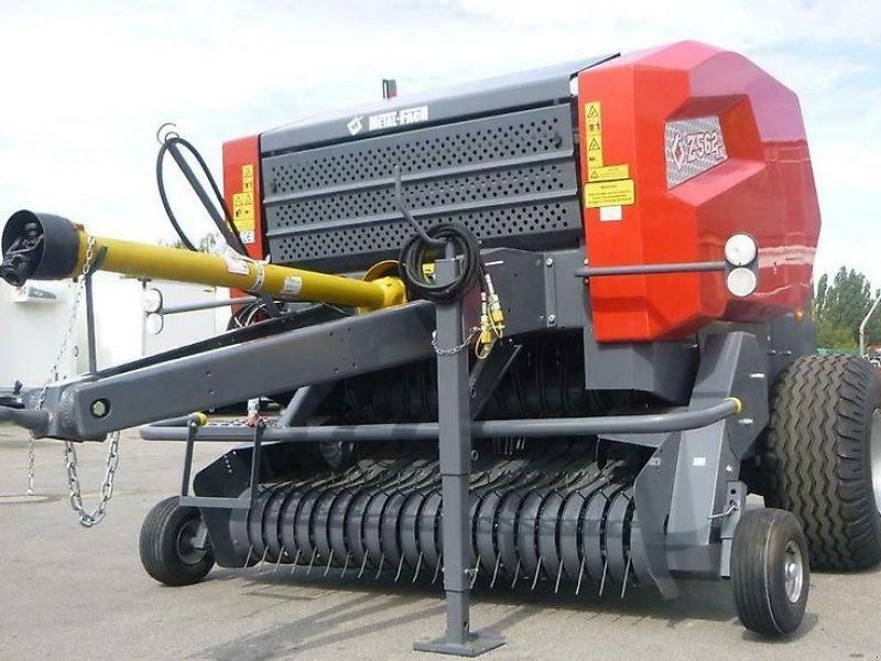 Metal-Fach Rundballenpresse Z562 RN feste Kammer 16 Walzen