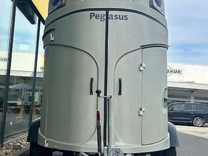 Humbaur Pegasus Vollpoly 2,4t Sattelkammer