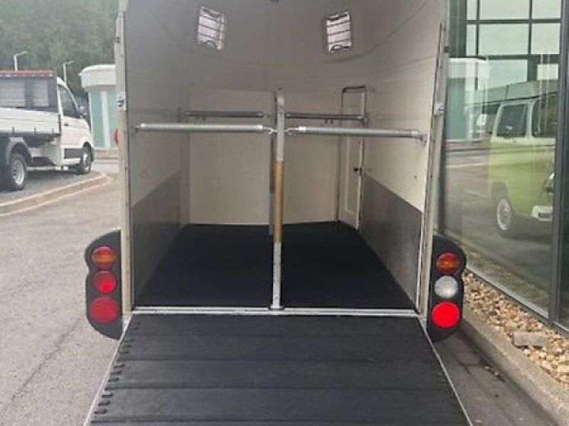 Humbaur Pegasus Vollpoly 2,4t Sattelkammer