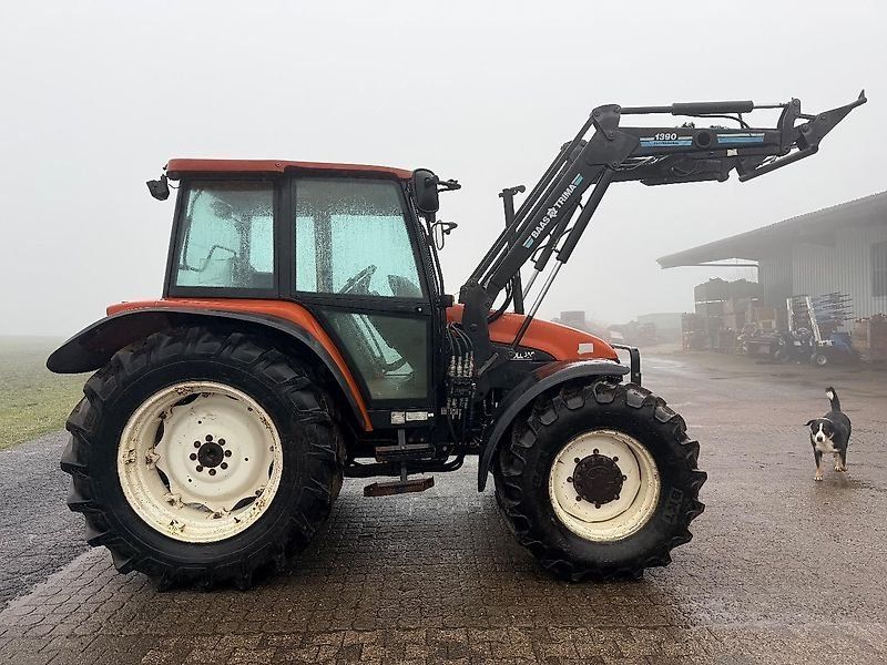 New Holland L85 DT mit Frontlader