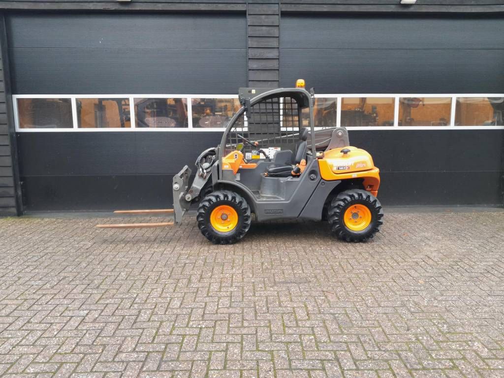 Ausa T 144 H x4 verreiker minilader