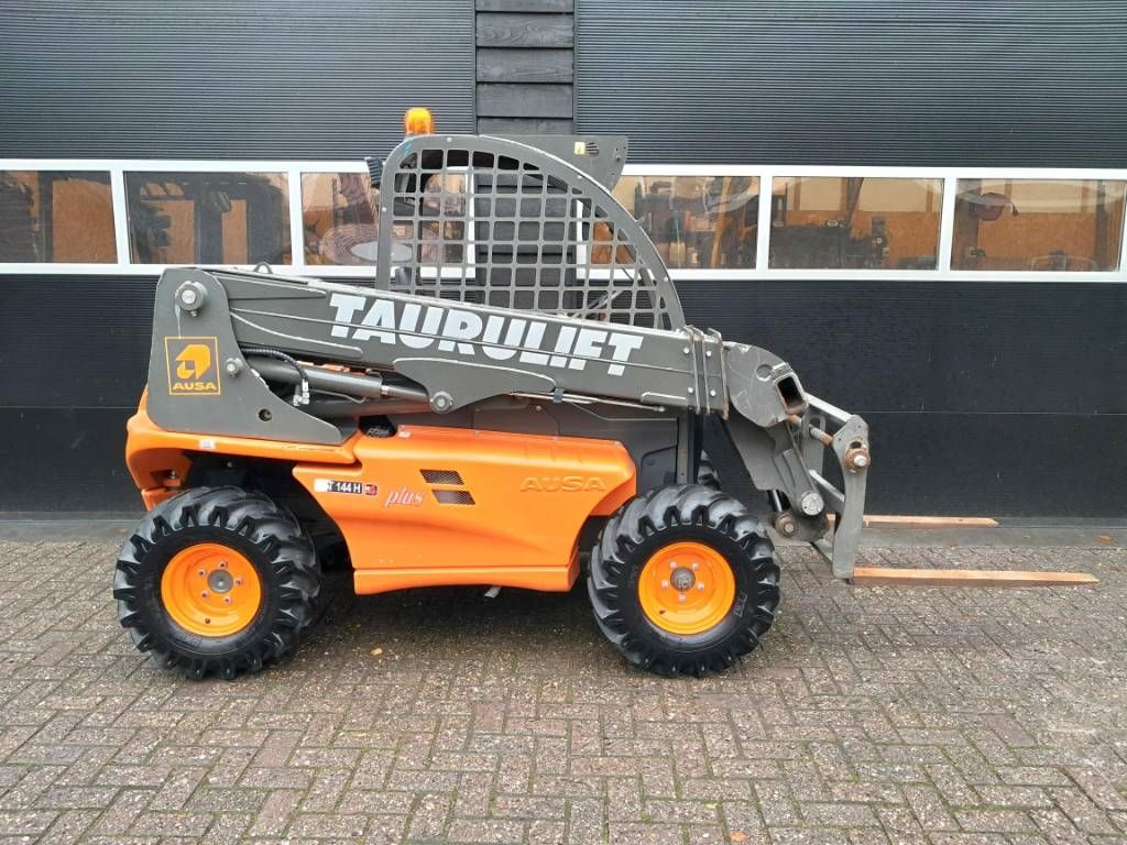 Ausa T 144 H x4 verreiker minilader