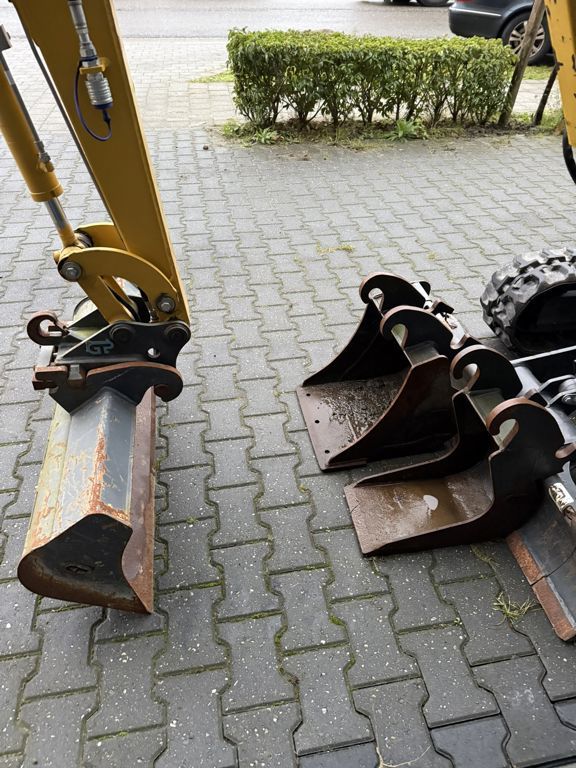 Komatsu PC16R-3HS (2022 / 170 uur)