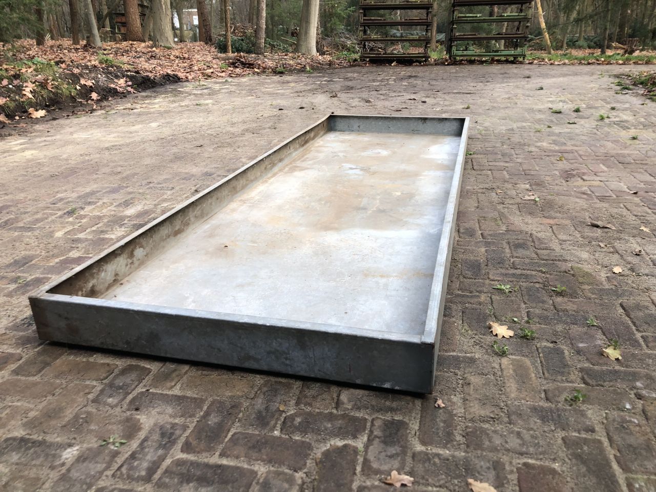 Twee grote verzinkte lekbakken