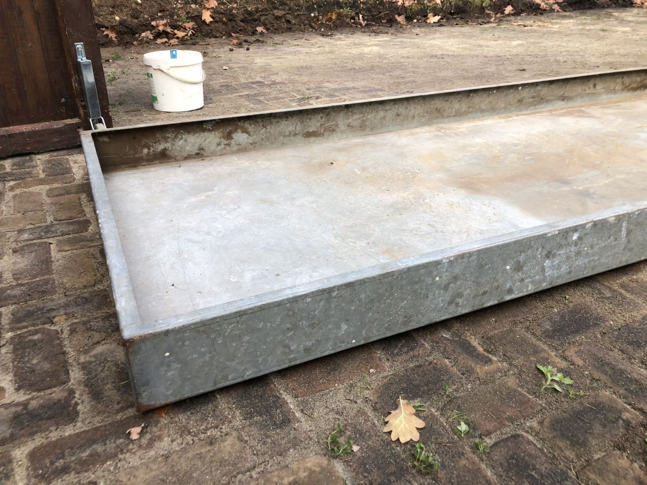 Twee grote verzinkte lekbakken