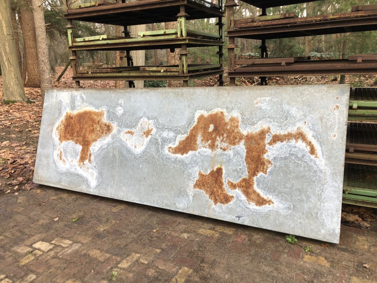 Twee grote verzinkte lekbakken