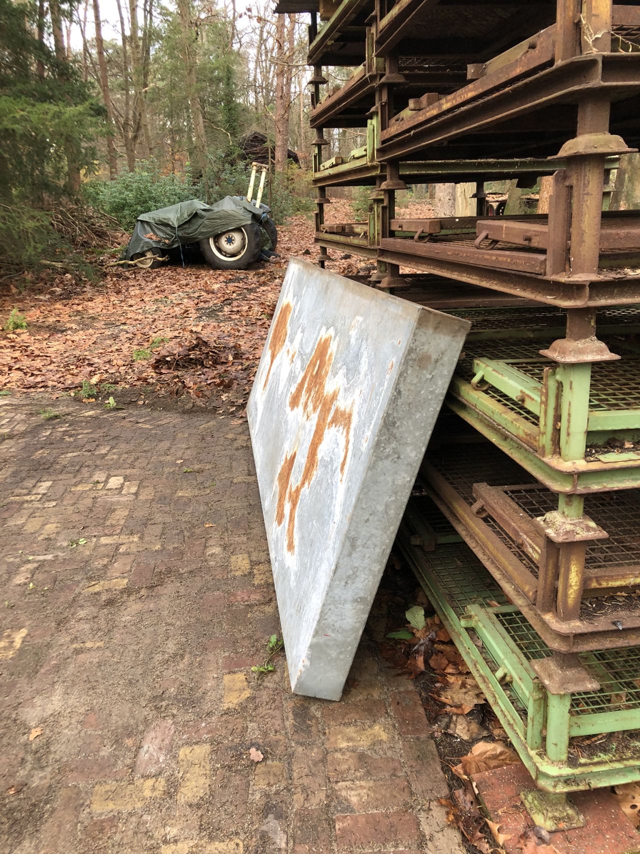 Twee grote verzinkte lekbakken