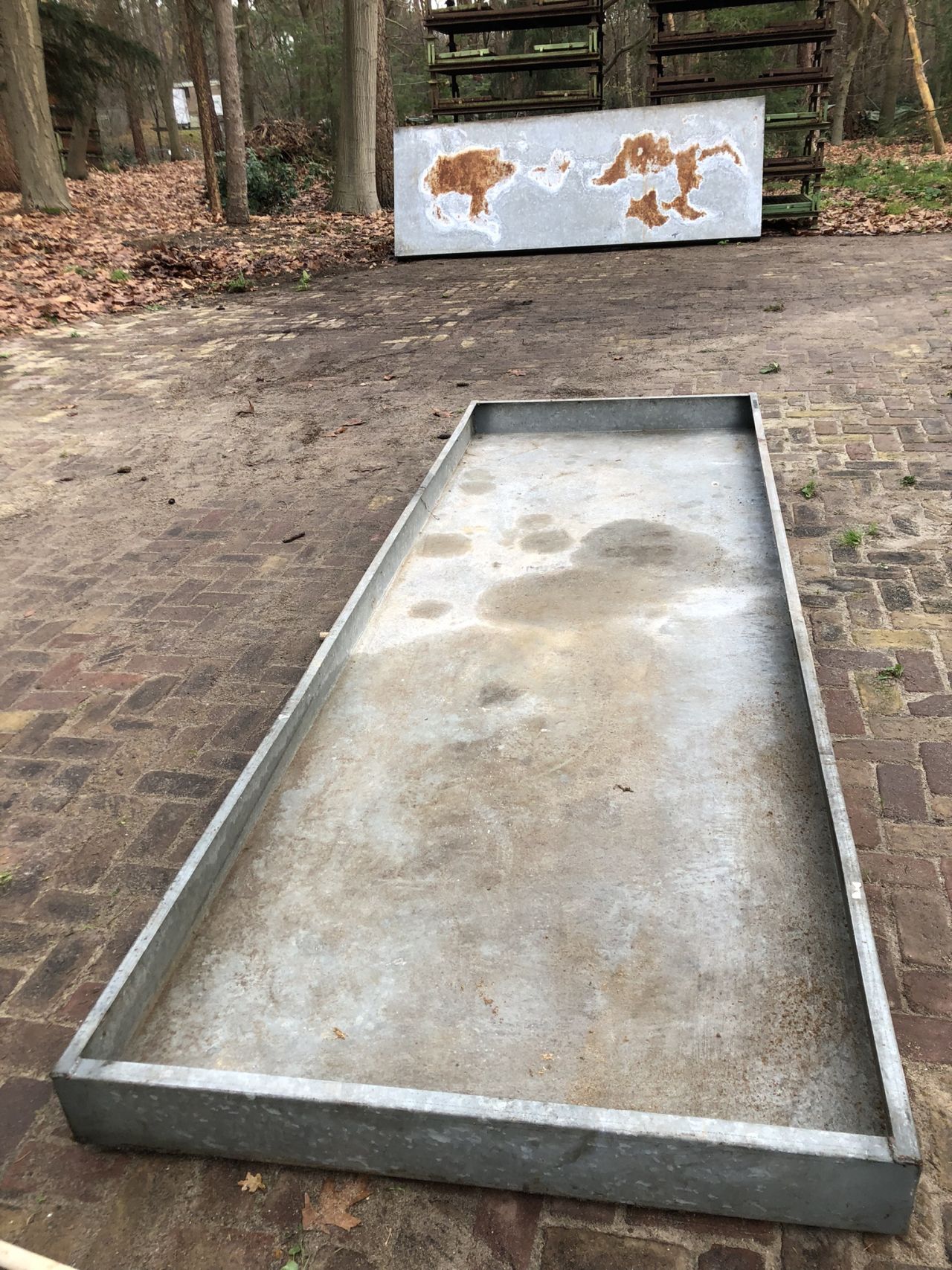 Twee grote verzinkte lekbakken