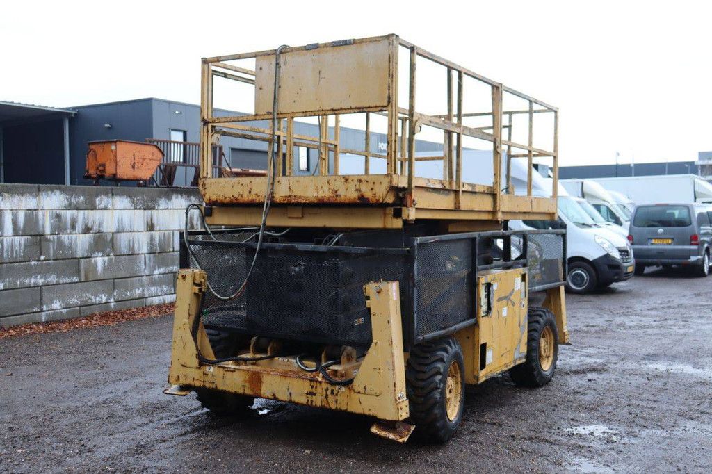 Scissor lift Grove SM4688 XT Diesel 14.2m 2000