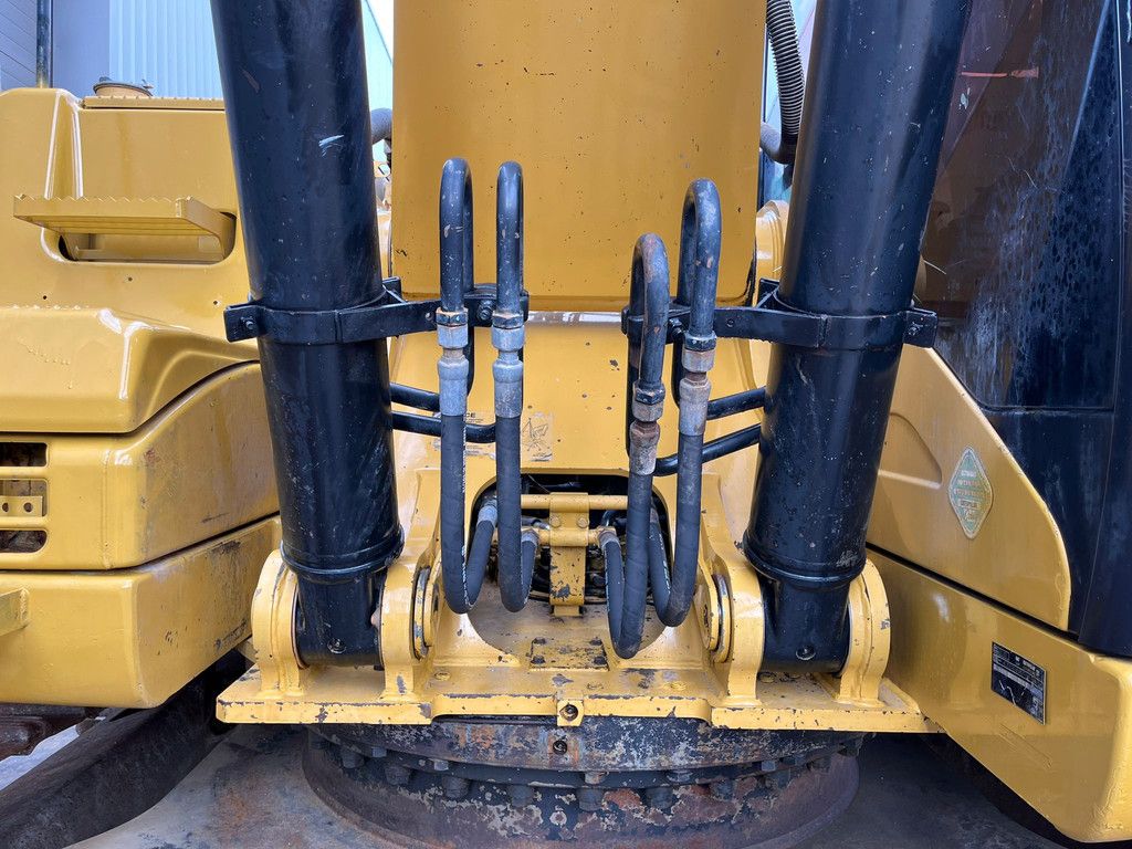 Caterpillar 324DL - Hammerlines / A/C Cabin / Caterpillar C7 / Quick Coupler / Bucket with teeth.