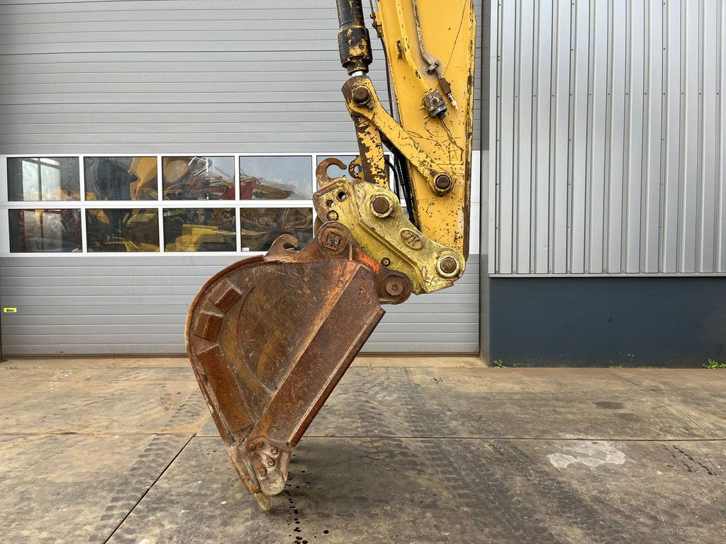 Caterpillar 324DL - Hammerlines / A/C Cabin / Caterpillar C7 / Quick Coupler / Bucket with teeth.