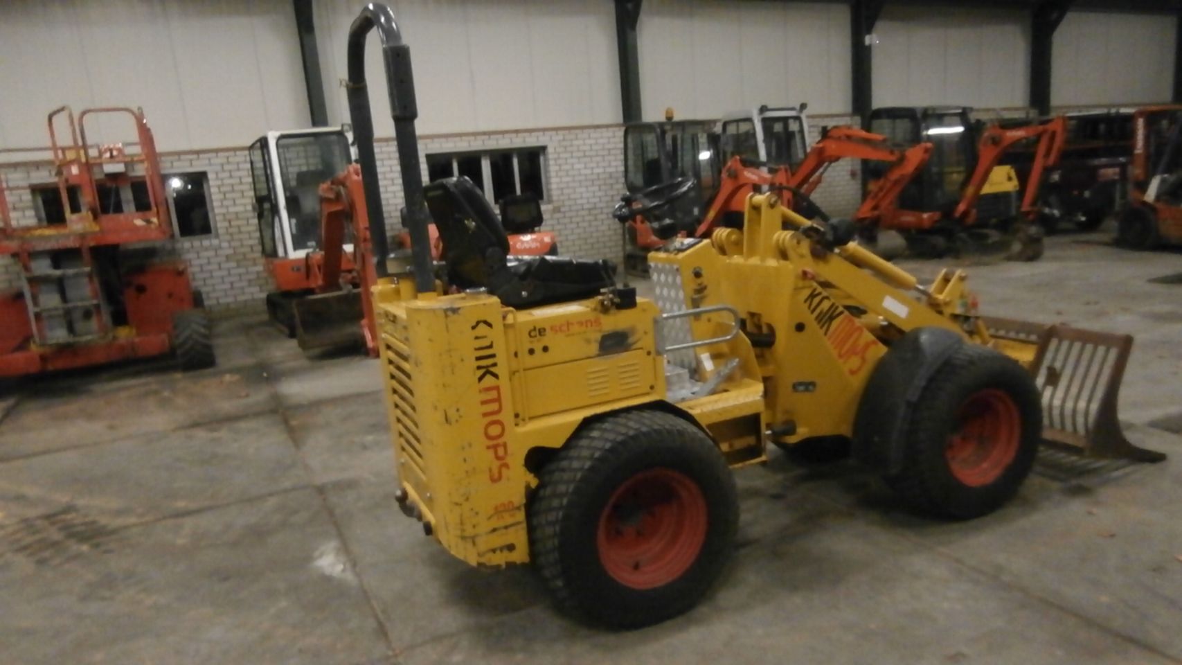 Knikmops 130 BJ 2012 met puinbak € 13.900,00