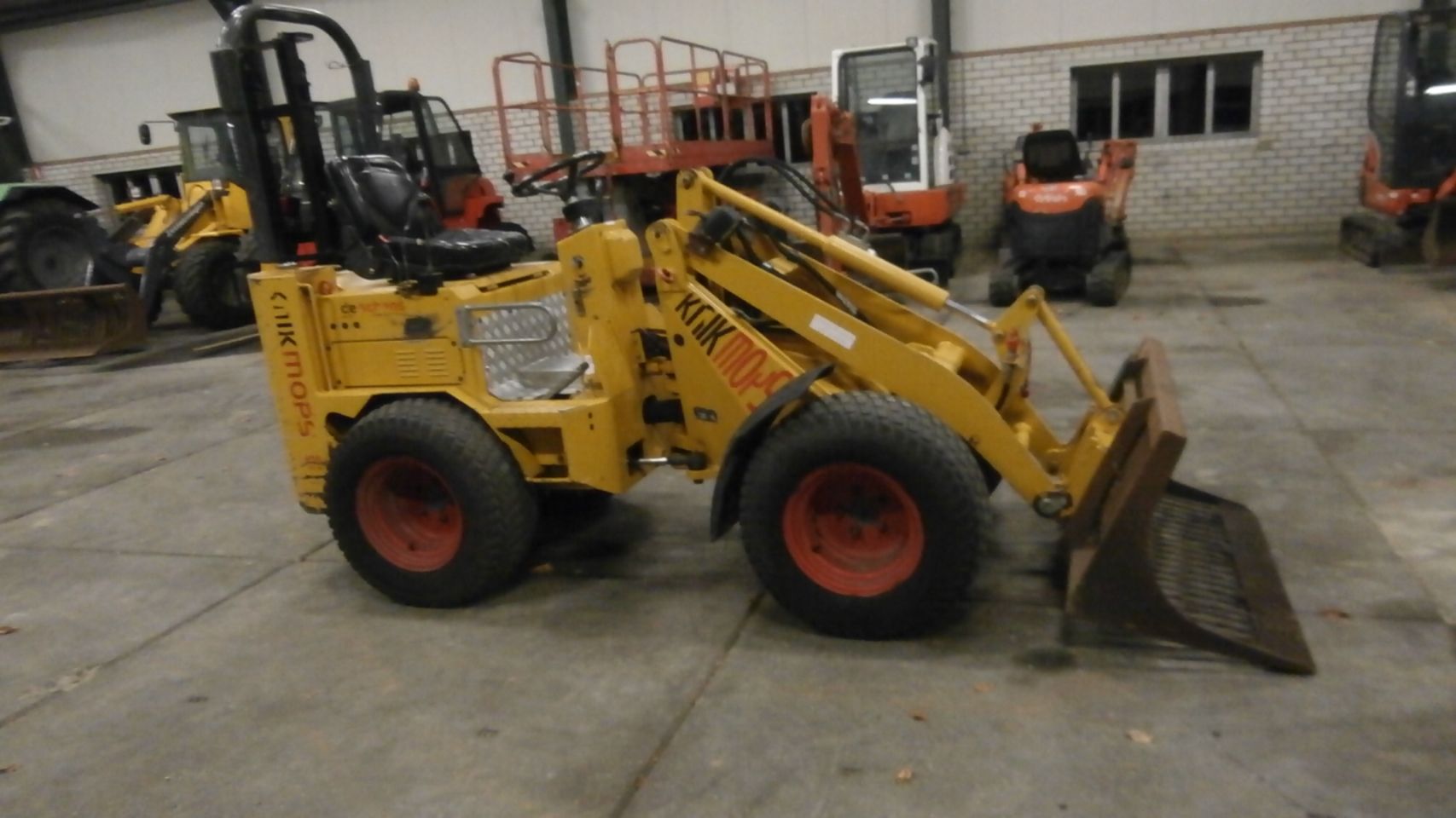 Knikmops 130 BJ 2012 met puinbak € 13.900,00