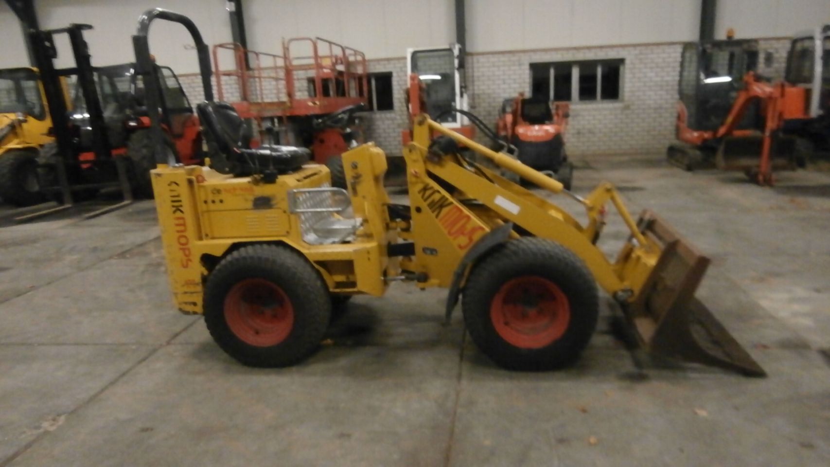 Knikmops 130 BJ 2012 met puinbak € 13.900,00