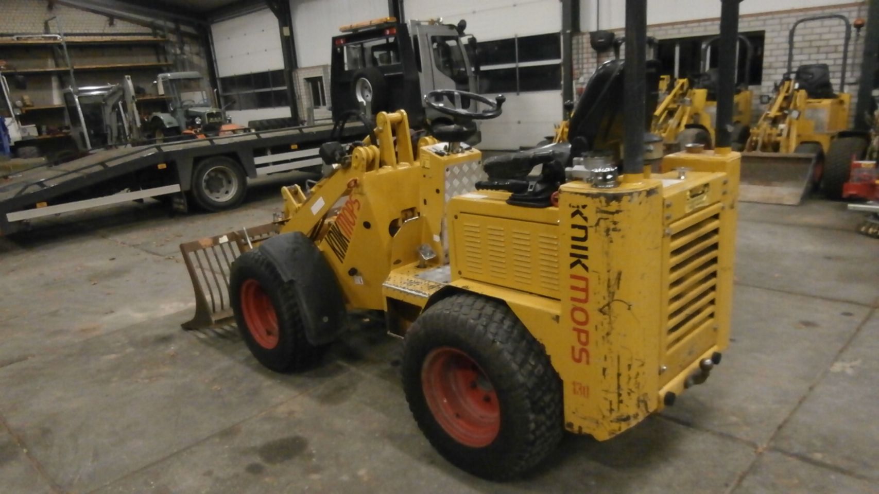 Knikmops 130 BJ 2012 met puinbak € 13.900,00