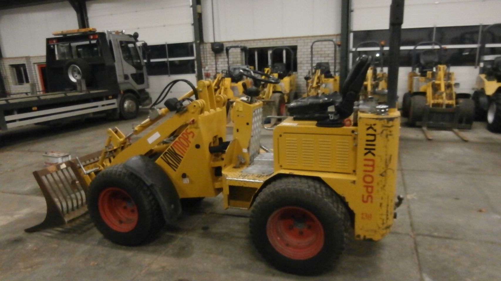 Knikmops 130 BJ 2012 met puinbak € 13.900,00