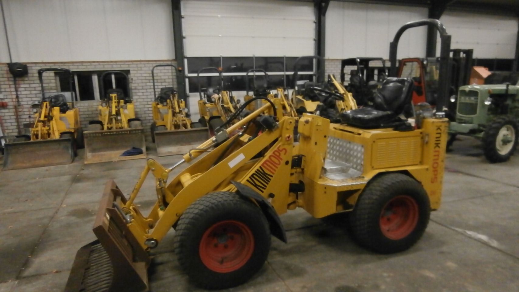 Knikmops 130 BJ 2012 met puinbak € 13.900,00