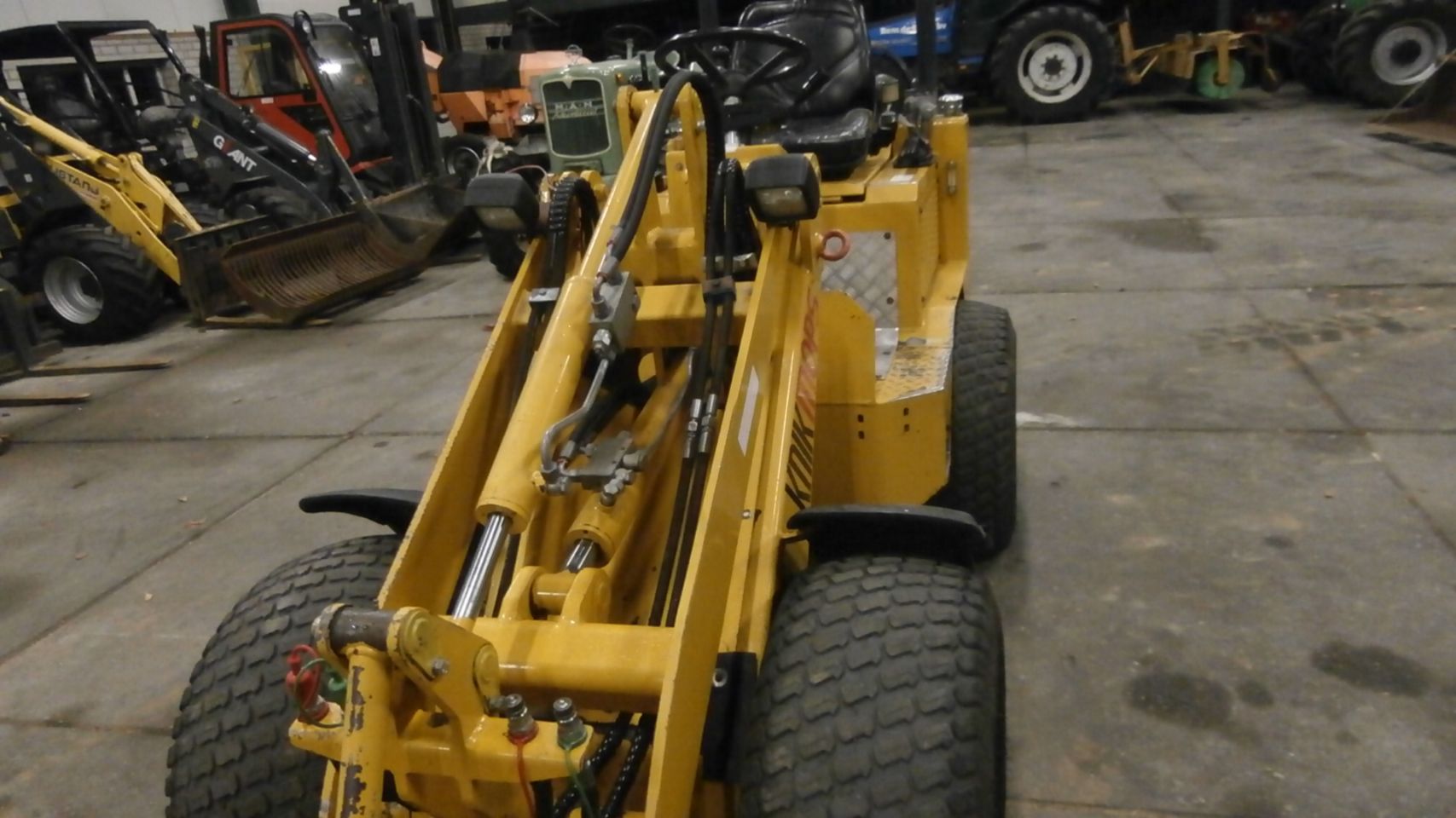 Knikmops 130 BJ 2012 met puinbak € 13.900,00