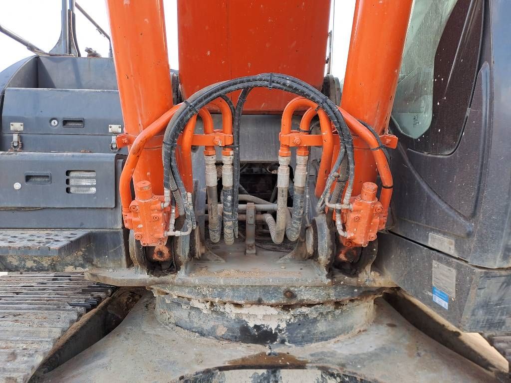 Hitachi ZX350LC-6 (+ Trimble Earthworks GPS)