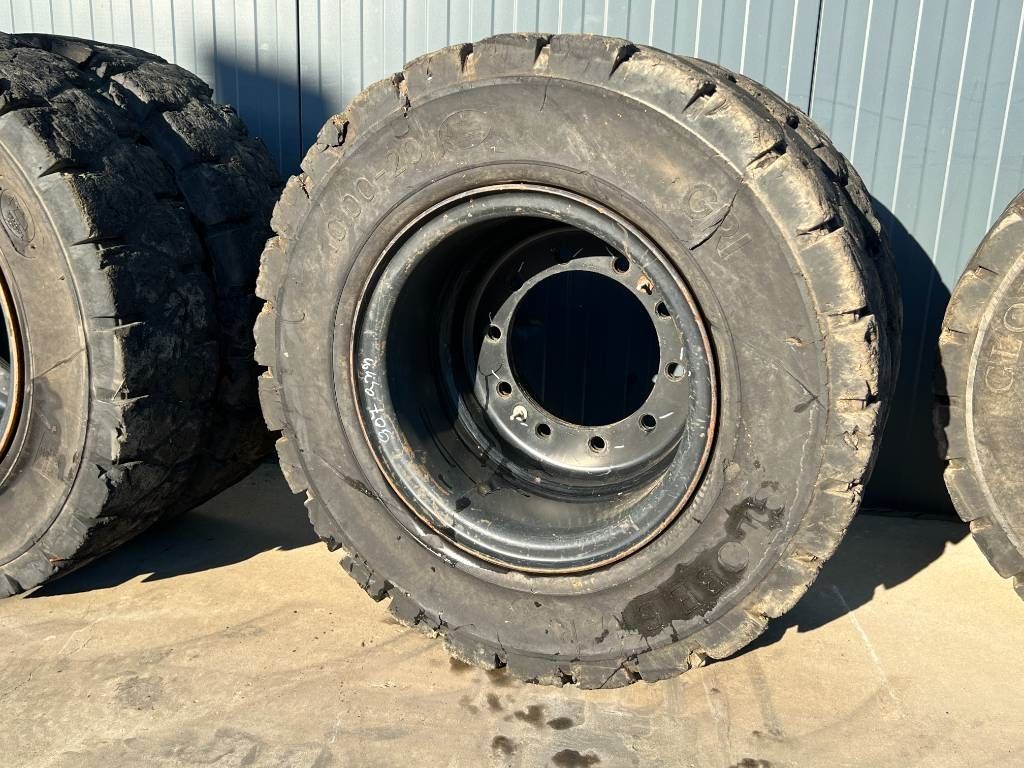 Globe Star 10.00 x 20 / 1000 x 20 Solid Tires / Vol Rubb