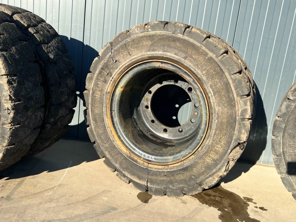 Globe Star 10.00 x 20 / 1000 x 20 Solid Tires / Vol Rubb