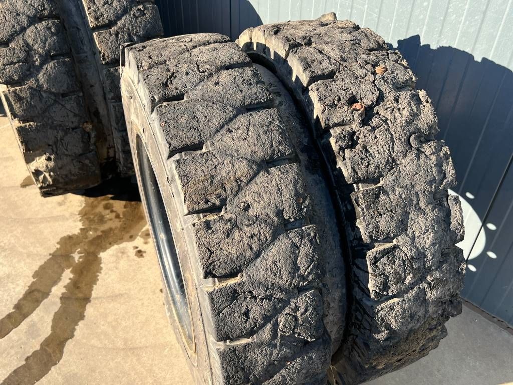 Globe Star 10.00 x 20 / 1000 x 20 Solid Tires / Vol Rubb