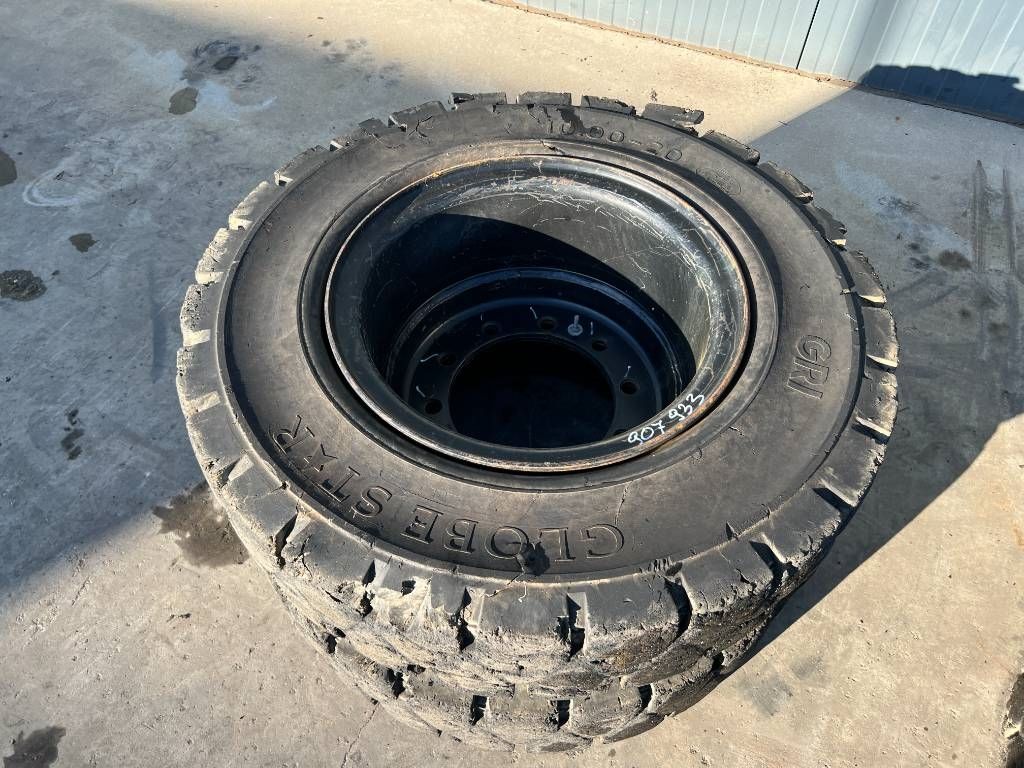 Globe Star 10.00 x 20 / 1000 x 20 Solid Tires / Vol Rubb