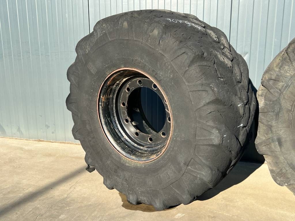 Michelin 445/70R19.5 incl. rim