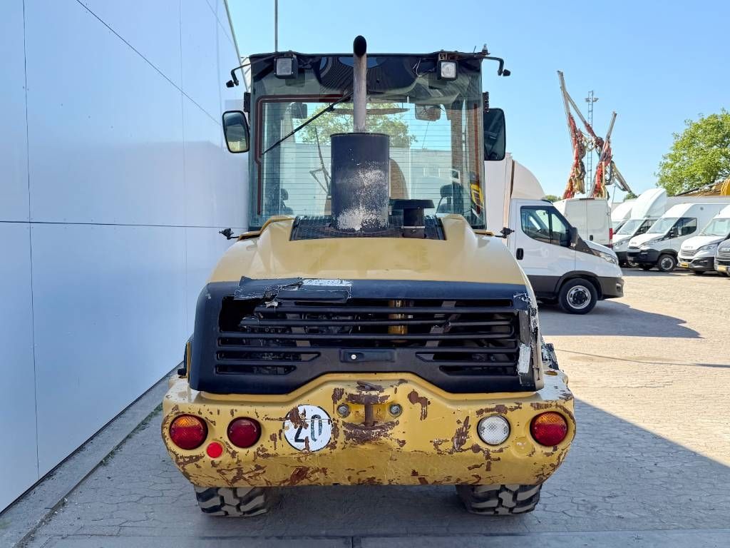 CAT 906H - Auto Greasing / Quick Coupler