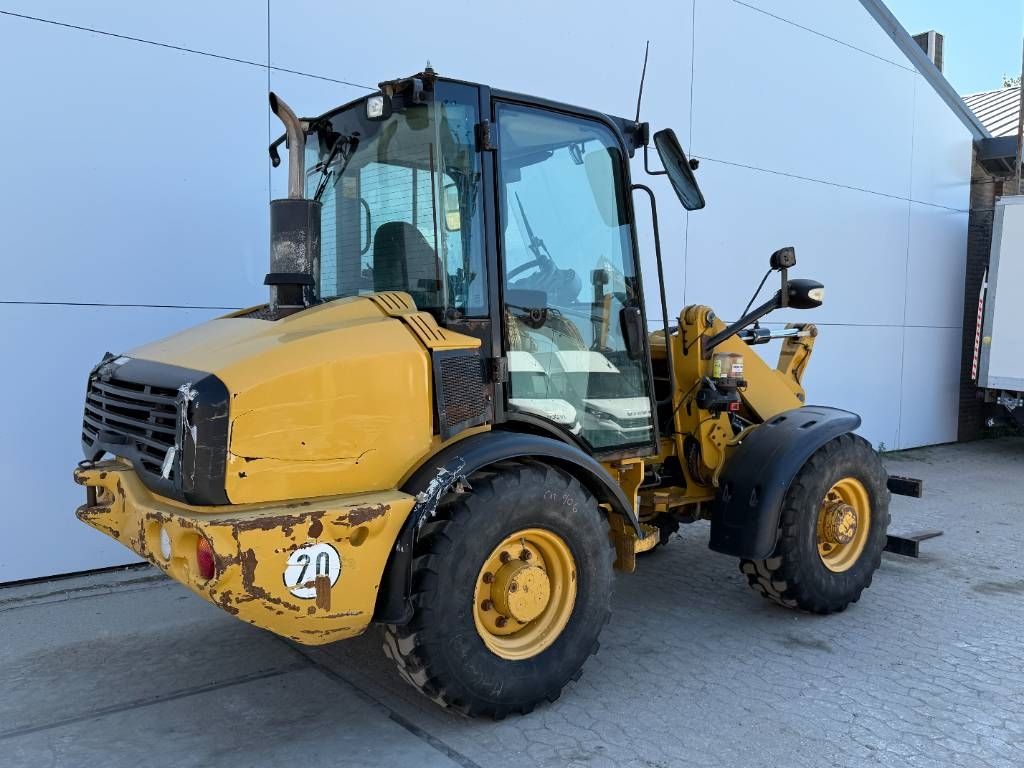 CAT 906H - Auto Greasing / Quick Coupler